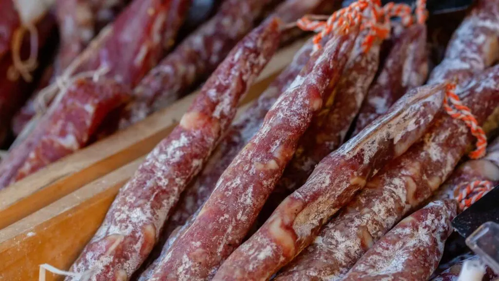 can cats eat salami?