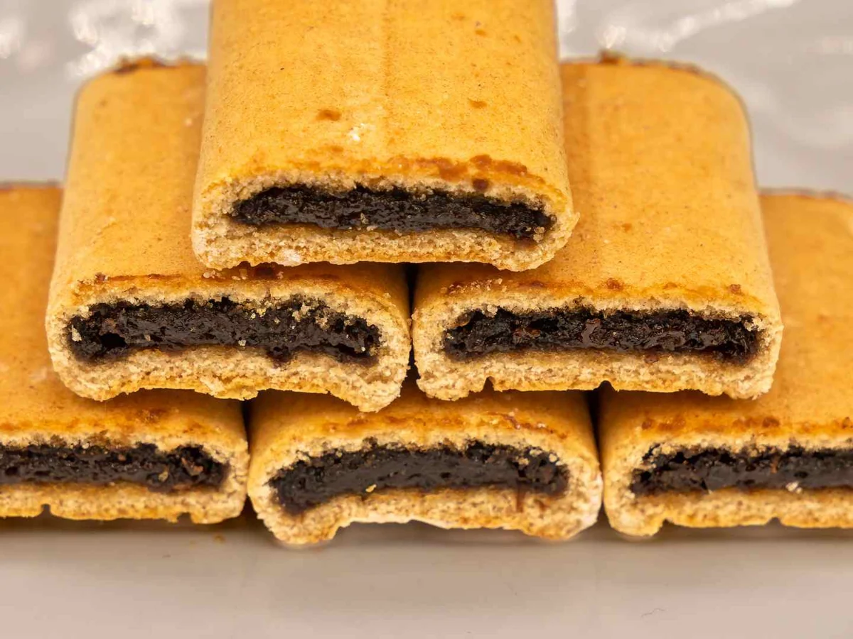 Rectangular fig-filled cookies stacked in rows