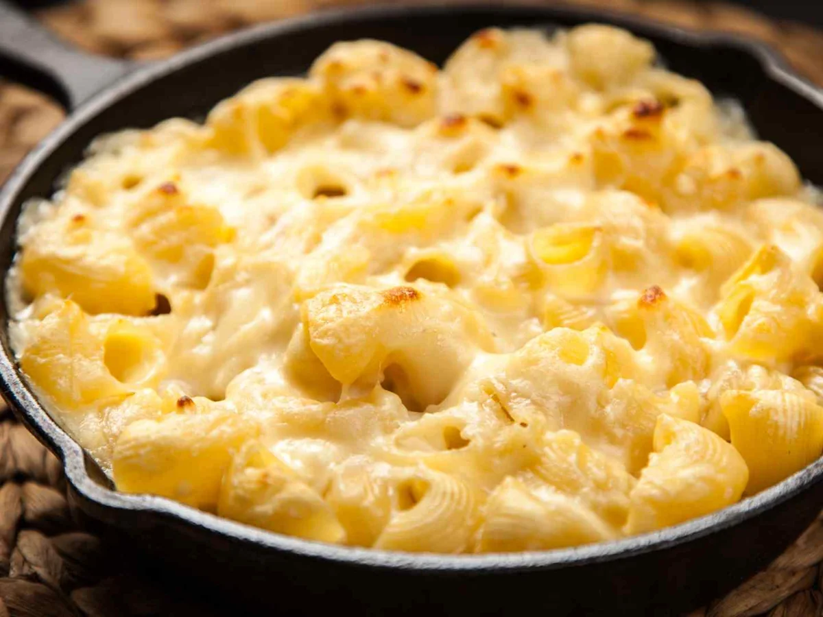 Creamy macaroni and cheese in a black skillet