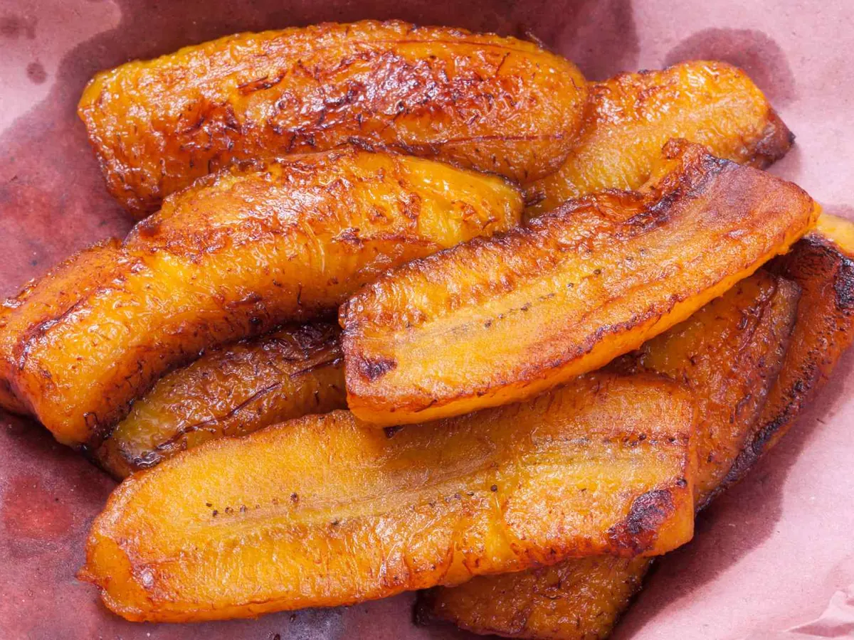Fried plantain slices on pink paper