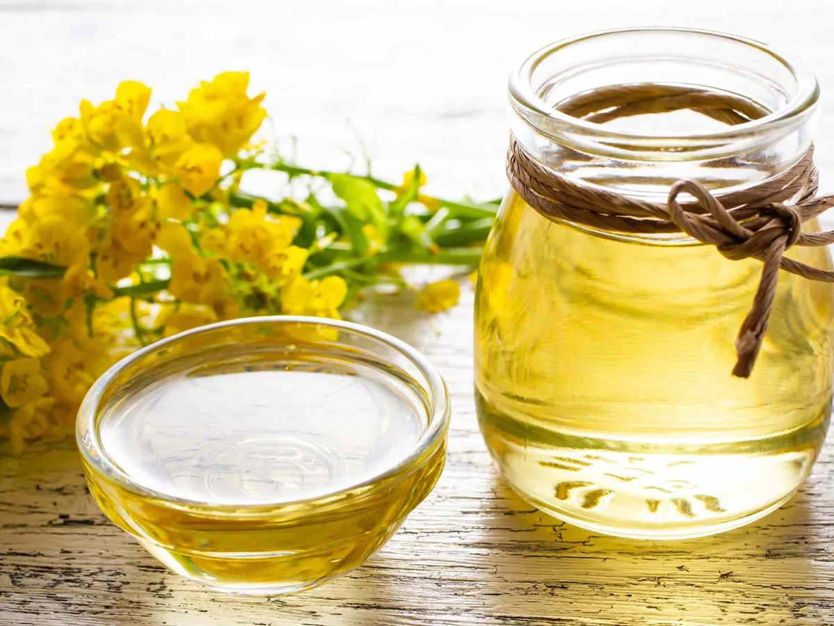 Pale cooking oil in two clear glass vessels